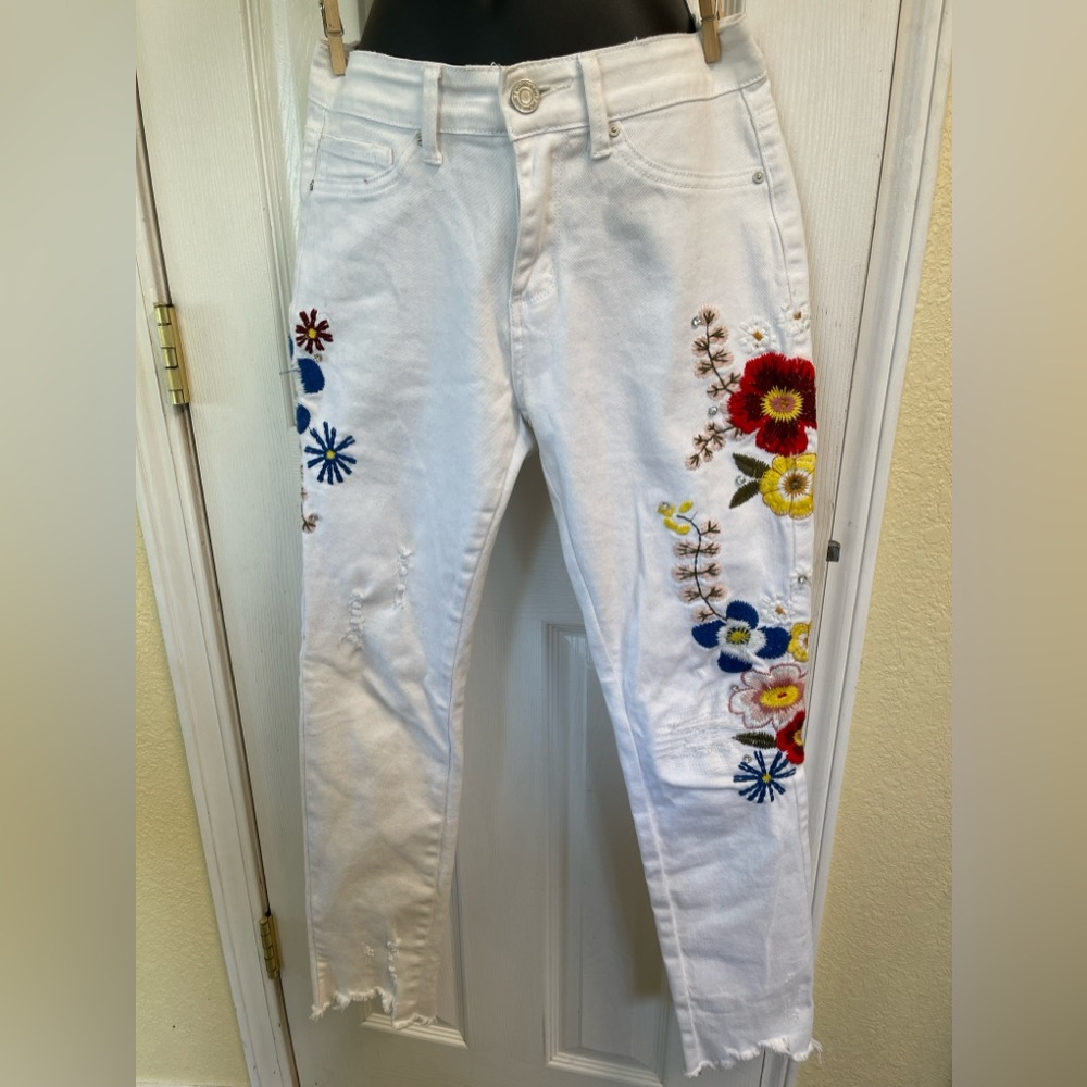 White jeans with beautiful embroidered 💐 🌺